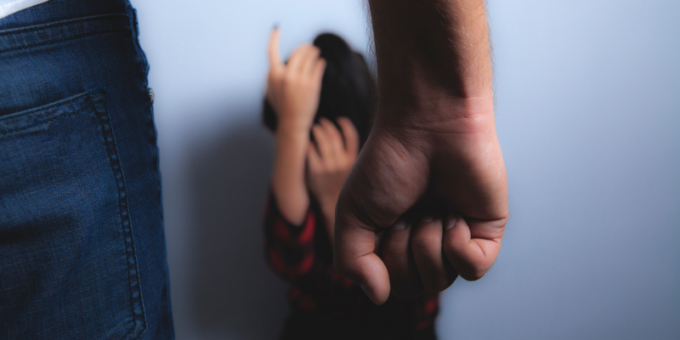 Colpisce una donna e poi si da alla fuga, fermato il minorenne responsabile dell’aggressione