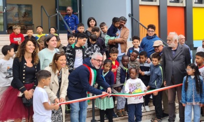 Inaugura la scuola Allende di Mantova dopo la ristrutturazione, il sindaco Palazzi taglia il nastro