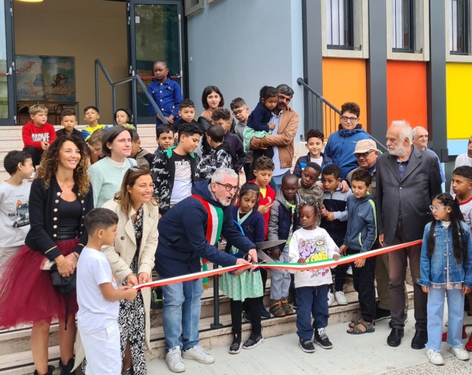 Inaugura la scuola Allende di Mantova dopo la ristrutturazione, il sindaco Palazzi taglia il nastro