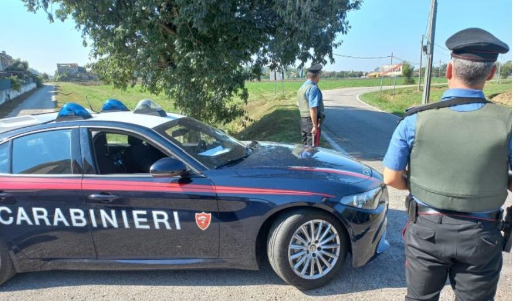 I carabinieri durante un controllo stradale in provincia di Mantova