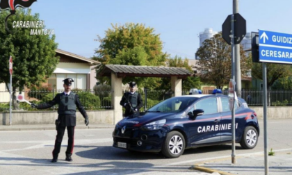 Cerca di colpire la madre lanciandole addosso coltelli, 20enne arrestato a Guidizzolo