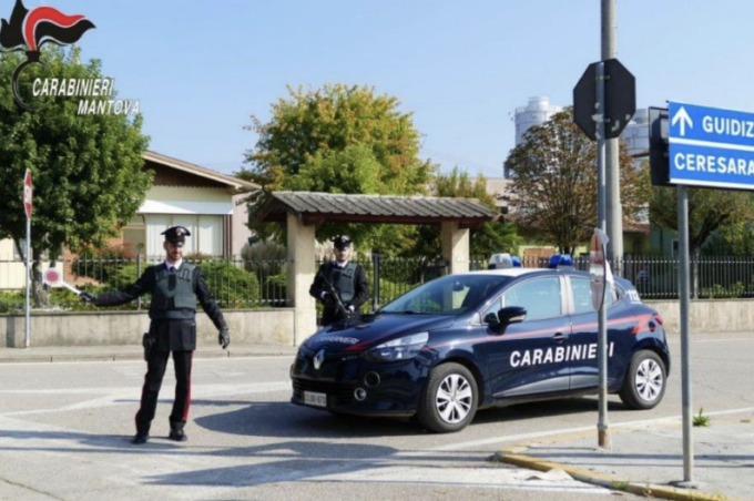 Cerca di colpire la madre lanciandole addosso coltelli, 20enne arrestato a Guidizzolo