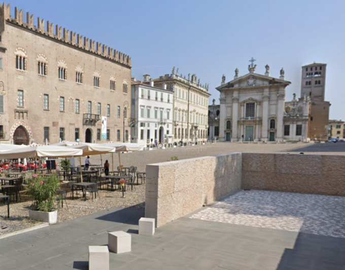 Anziano colpito da un malore in un locale di Piazza Sordello, trasportato d’urgenza in ospedale