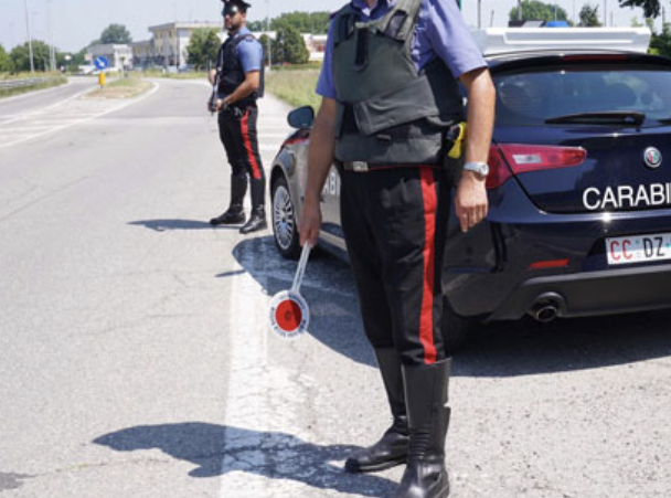 Ignora l’alt dei Carabinieri e parte l’inseguimento tra Viadana e Poviglio, 37enne nei guai