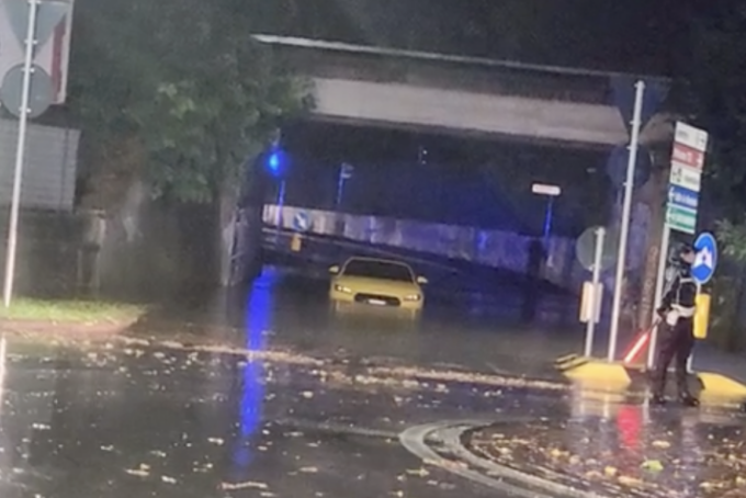 Bomba di acqua e grandine a Mantova: strade allagate, alberi abbattuti e blackout