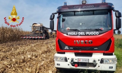 La mietitrebbia prende fuoco nei campi, arrivano i Vigili del fuoco