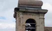 Maltempo nel Mantovano: fulmine colpisce campanile a Casalmoro, danni alla struttura