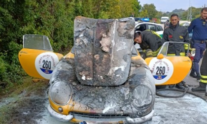 Prima il fumo poi le fiamme: prende fuoco una Ferrari del 1967 da 2,5 milioni di euro