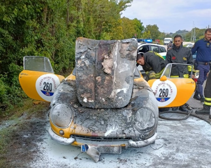 Prima il fumo poi le fiamme: prende fuoco una Ferrari del 1967 da 2,5 milioni di euro