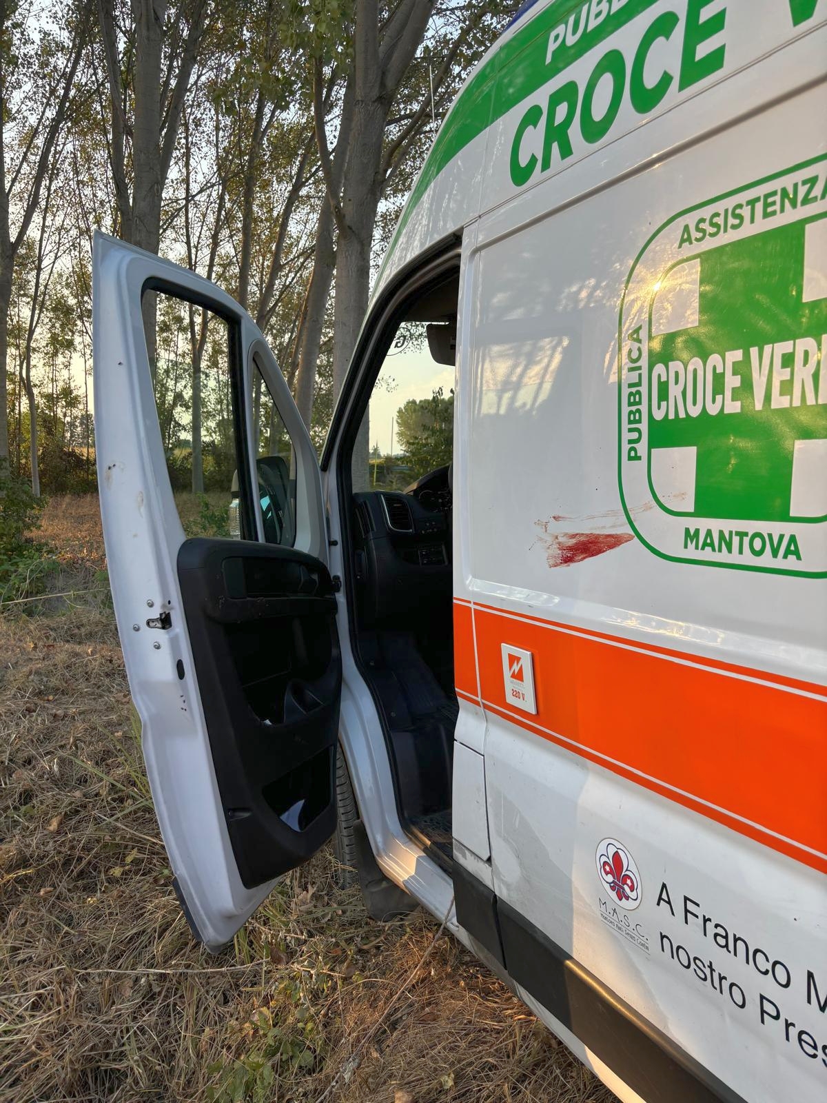 Uno scorcio dell'ambulanza ferma nei campi di Redondesco dopo l'aggressione al personale sanitario