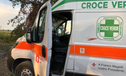 I sanitari della Croce Verde inseguiti e aggrediti da un paziente e salvati da un agricoltore