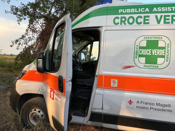 I sanitari della Croce Verde inseguiti e aggrediti da un paziente e salvati da un agricoltore
