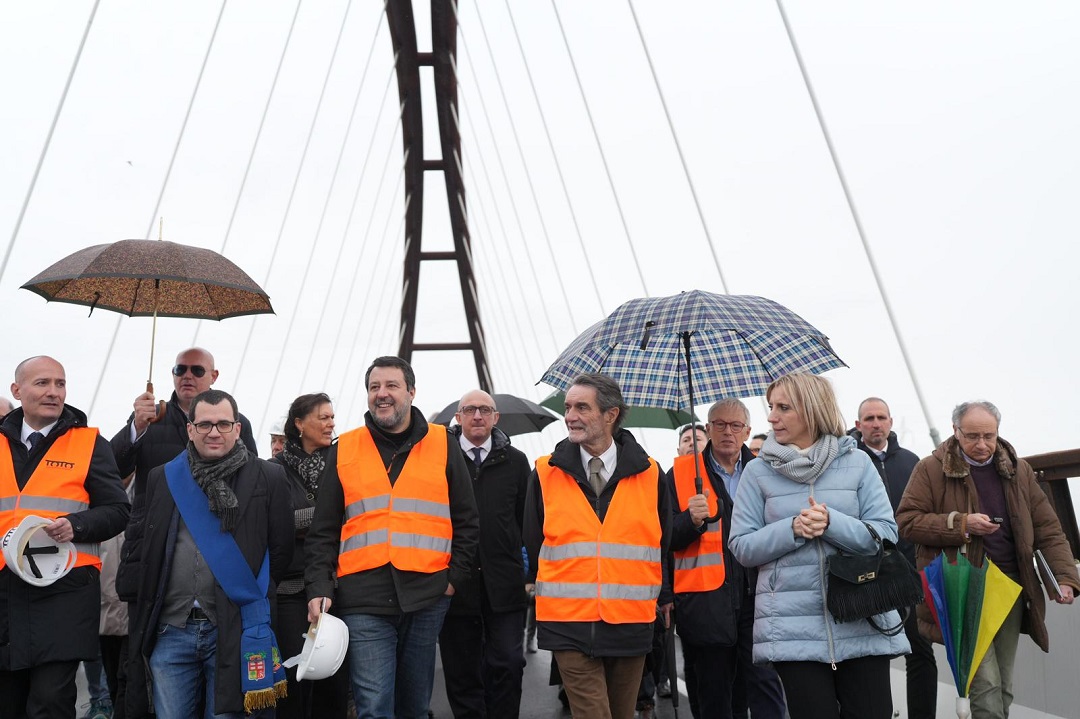 Fontana e Salvini sul nuovo ponte di San Benedetto Po il giorno dell'apetura, giovedì 29 febbraio 2024