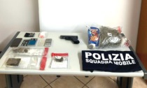 In casa una pistola rubata, hashish e marijuana: un 49enne finisce in carcere