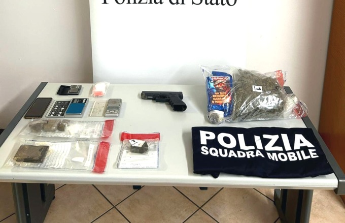 In casa una pistola rubata, hashish e marijuana: un 49enne finisce in carcere