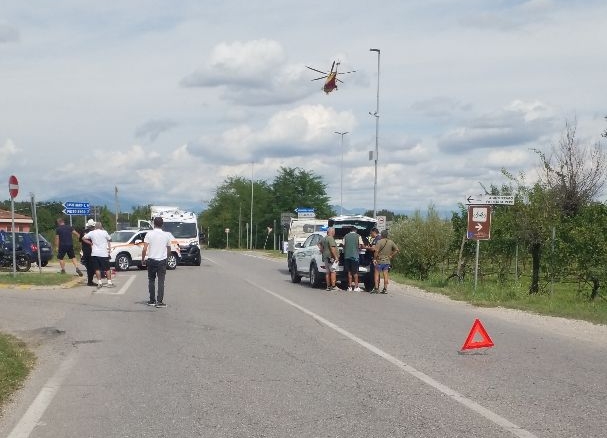 Con la moto tampona un furgone: un 17enne in ospedale con l’elisoccorso