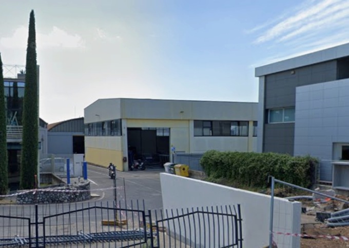 Colpito da materiale caduto dall’alto in magazzino: operaio 40enne ai Civili di Brescia