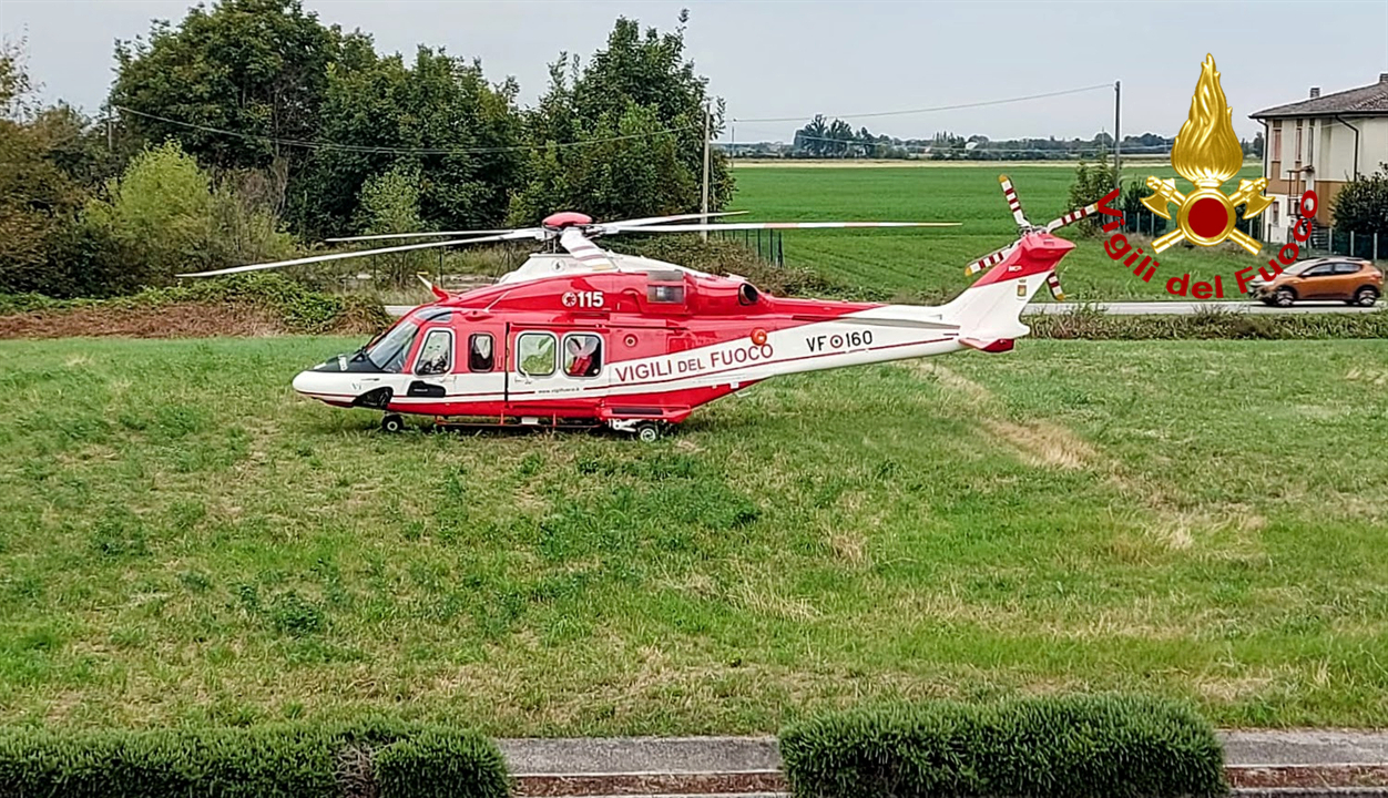 Il velivolo dei Vvf atterrato tra Campitello e Pilastro di Marcaria