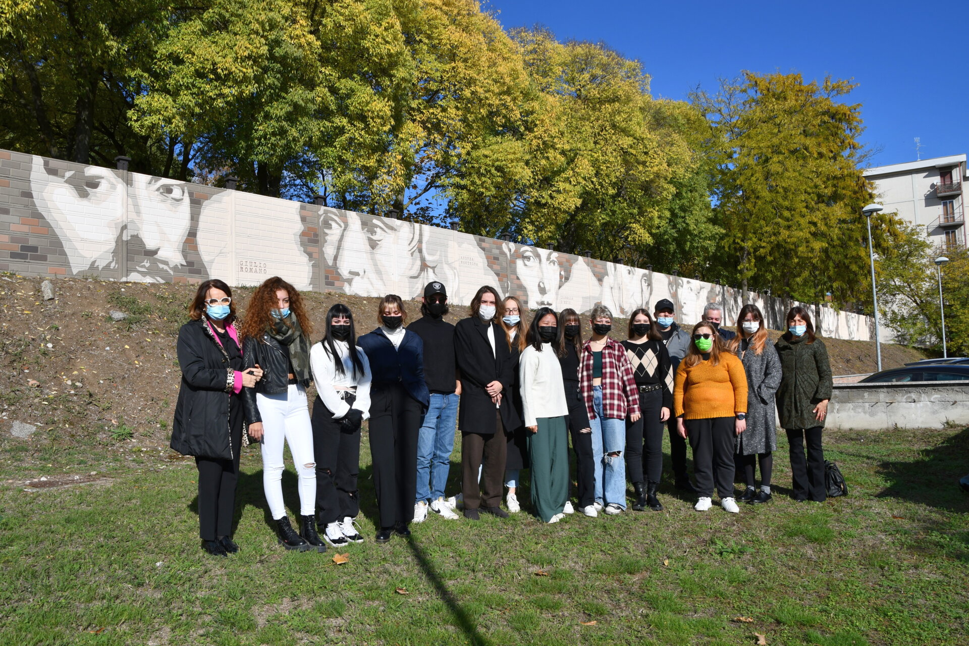 Uno scorcio di Wallart, opera di ben 295 metri realizzata sul muro di cinta del Poma (foto dal sito di Asst Mantova)