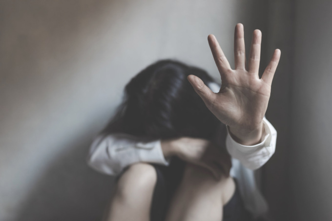 Aggredisce per l’ennesima volta la moglie, la figlia 12enne chiama i Carabinieri