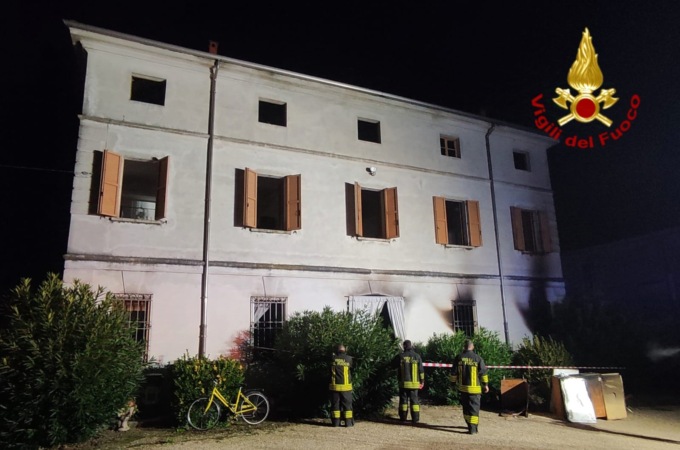 Divampa l’incendio in cucina, abitazione in fiamme nel mantovano