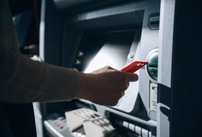 Minacciano e picchiano un 26enne mentre preleva al bancomat a Castiglione, rubati 400 euro