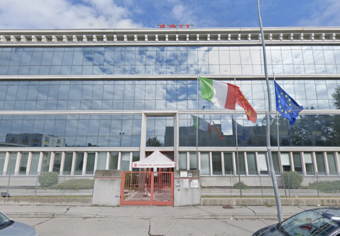 Distrugge le finestre della Cgil di Mantova e passa la notte negli uffici, 56enne nei guai