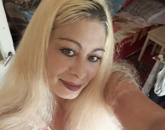 L’ultimo saluto a Maria Campai, la 42enne uccisa a Viadana seppellita vicino al fratello morto da poco