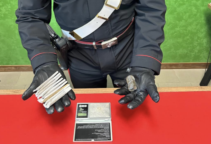 Vede i Carabinieri e si agita: in casa nascondeva l’hashish, 31enne denunciata a Porto Mantovano