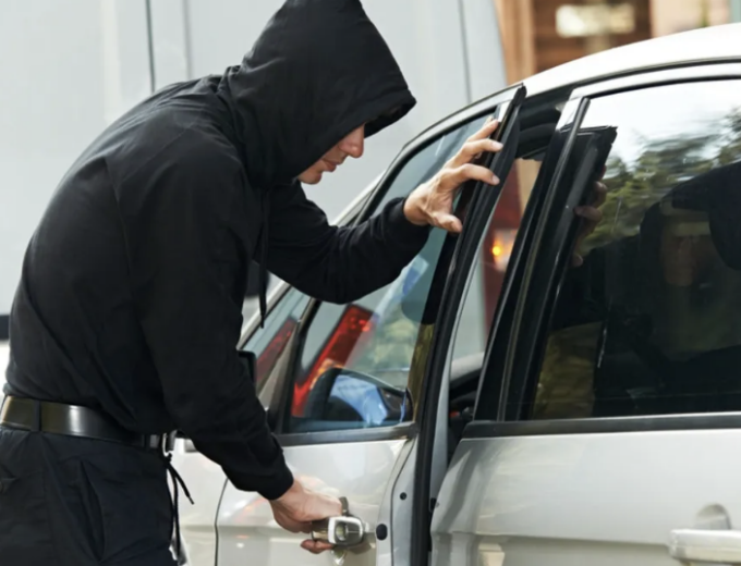 Ruba un’auto per raggiungere l’ex fidanzata a Quistello ma si ferma a chiedere indicazioni e viene beccato