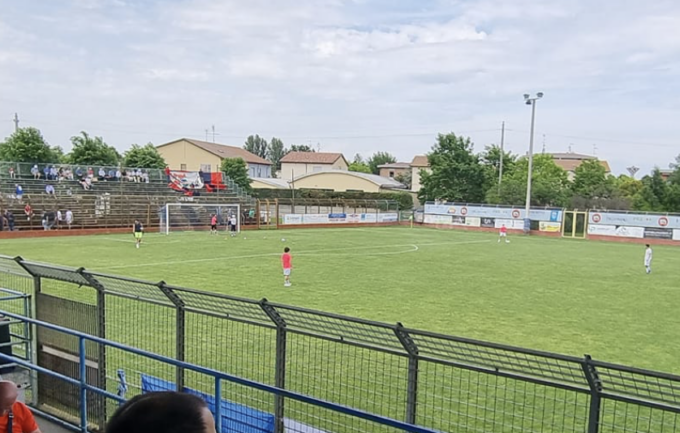 Incidente durante il match a Poggio Rusco, calciatore 26enne sbatte la testa contro il muretto e sviene