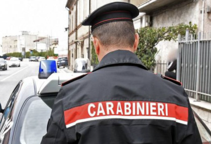 Girava in auto armato di coltelli, 60enne nei guai a Curtatone