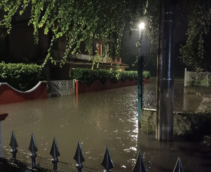 Bomba d’acqua si abbatte su Viadana, chiuse due vie per allagamento