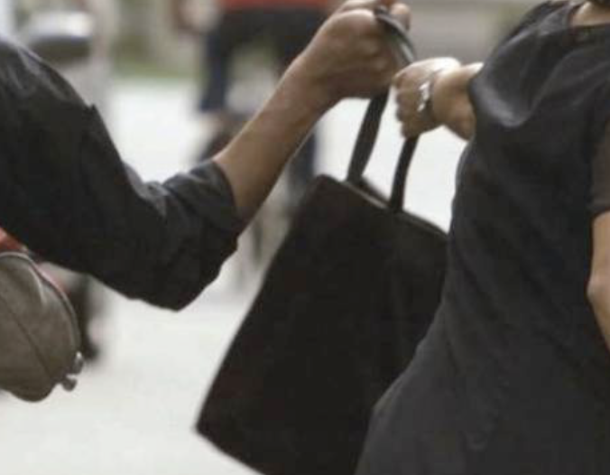 Le strappa la borsa con violenza e la fa cadere, 62enne rapinata a Borgo Virgilio