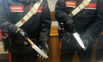 Picchia la madre anziana a Volta Mantovana e quando arrivano i Carabinieri li minaccia con due coltelli