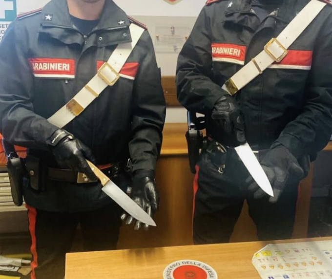 Picchia la madre anziana a Volta Mantovana e quando arrivano i Carabinieri li minaccia con due coltelli
