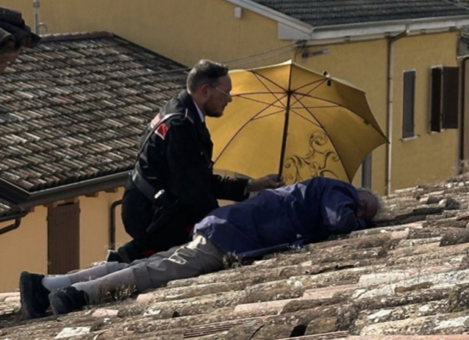 Sale sul tetto di casa per dei lavori e sviene, 84enne in pericolo a Bozzolo