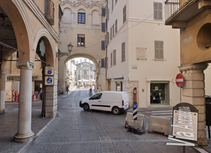 Rissa tra ragazzi a due passi da Piazza Sordello, 22enne colpito con una bottigliata