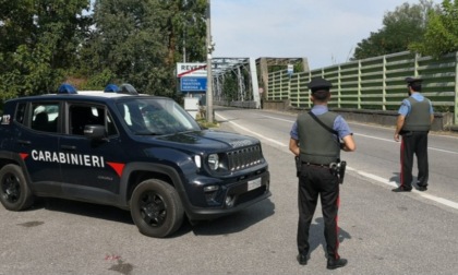 Dopo l'incidente tenta di colpire i Carabinieri con un bastone: 30enne nei guai