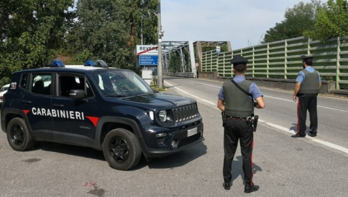 Dopo l’incidente tenta di colpire i Carabinieri con un bastone: 30enne nei guai