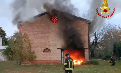 Deposito prende fuoco a Castel d'Ario, tre squadre di pompieri sul posto