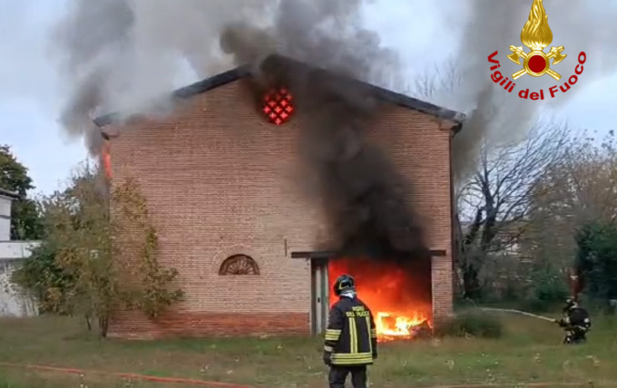 Deposito prende fuoco a Castel d’Ario, tre squadre di pompieri sul posto