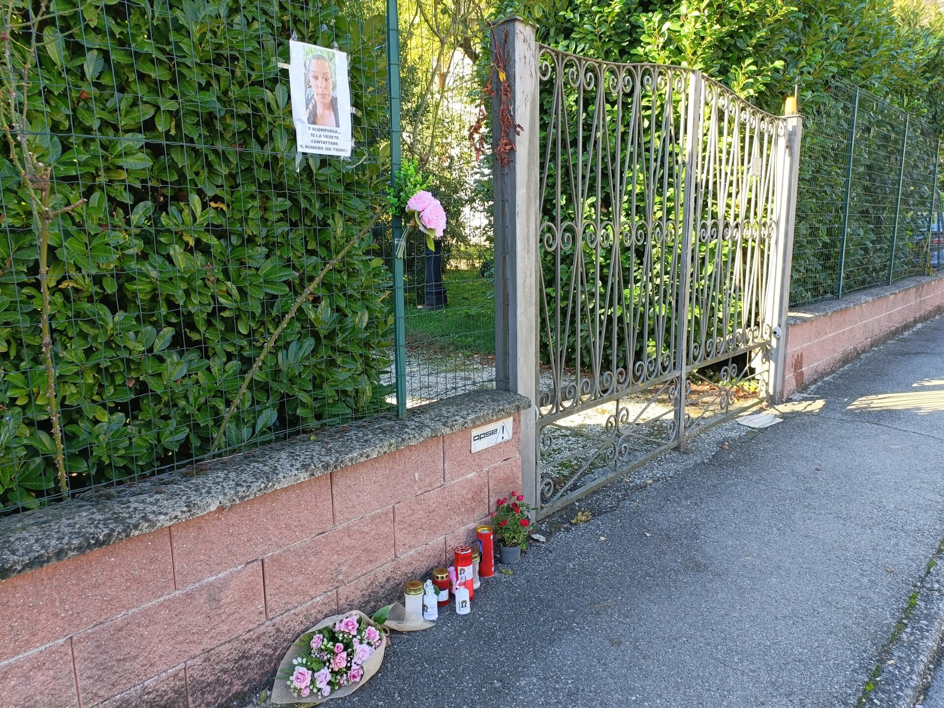 Il cancello della villetta di via Monteverdi a Viadana dove è stato trovato il corpo senza vita della 42enne