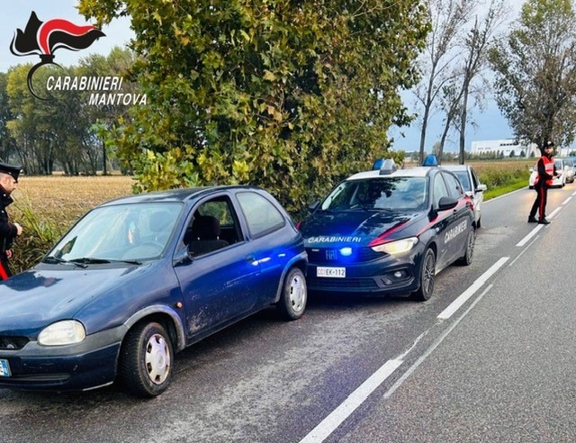 19enne ubriaco tampona l’auto dei Carabinieri già impegnati in un controllo per guida in stato di ebbrezza