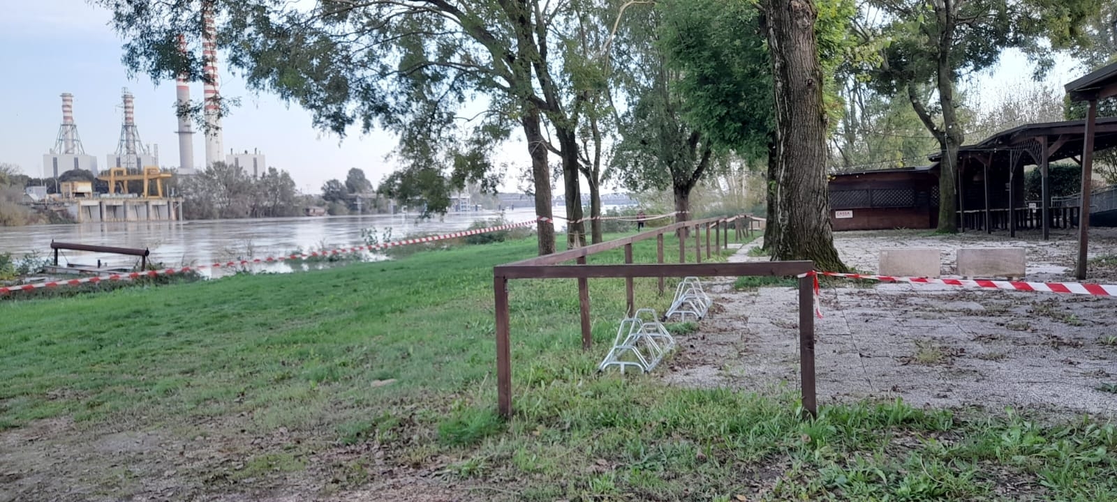 Il Po, nella giornata di lunedì 21 ottobre 2024, all'altezza del Lido a Revere di Borgo Mantovano (foto facebook)