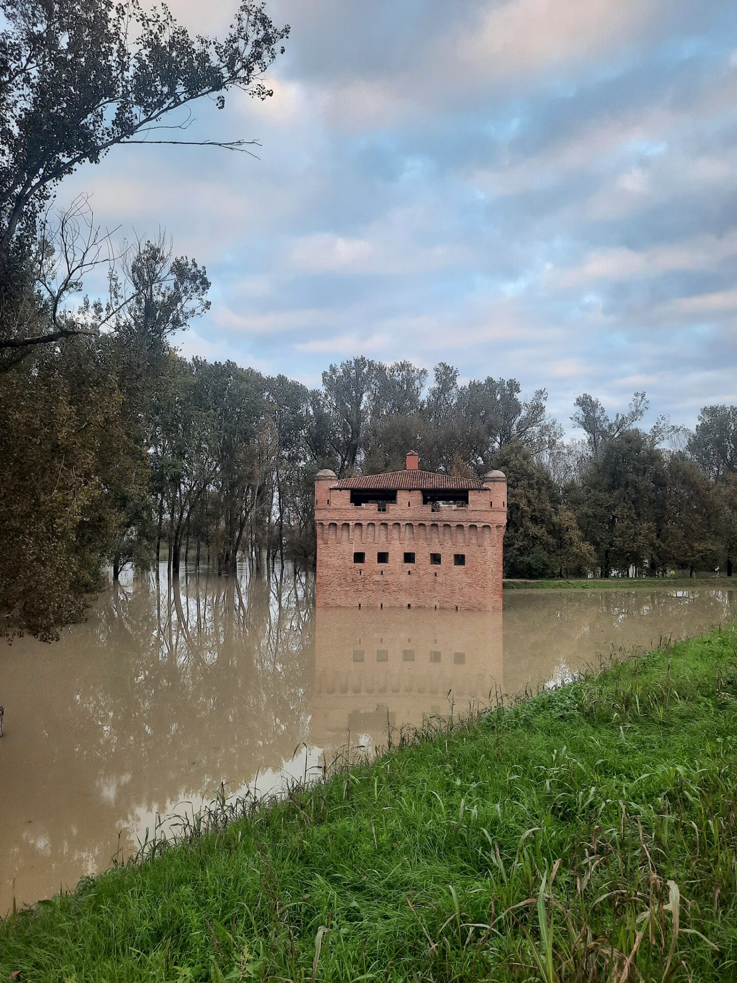 La Rocca di Stellata di Bondeno, in provincia di Ferrara e sul confine con Felonica (foto Facebook - Vittorino Malagò)