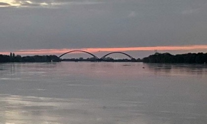 La piena del Po in queste ore nel Mantovano. E a Bondanello appena riaperto il ponte sul Secchia