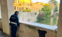 Pugni e calci a un minorenne, poi per fuggire si tuffa nel Rio in centro a Mantova