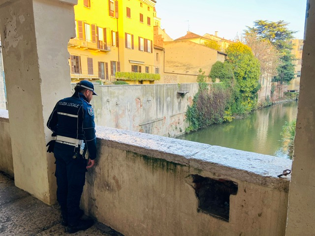 Pugni e calci a un minorenne, poi per fuggire si tuffa nel Rio in centro a Mantova