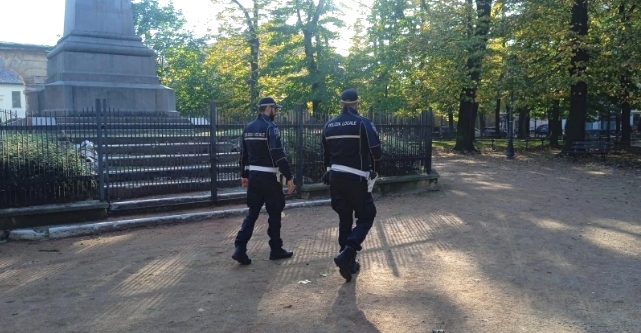 Agenti della polizia locale di Mantova durante un controllo in piazza dei Mille